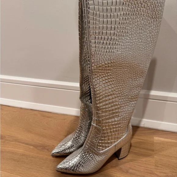 Marc Fisher Silver Snakeskin Knee-High Boots – Size 6
🔥🔥🔥 festival vibes - Picture 6 of 13